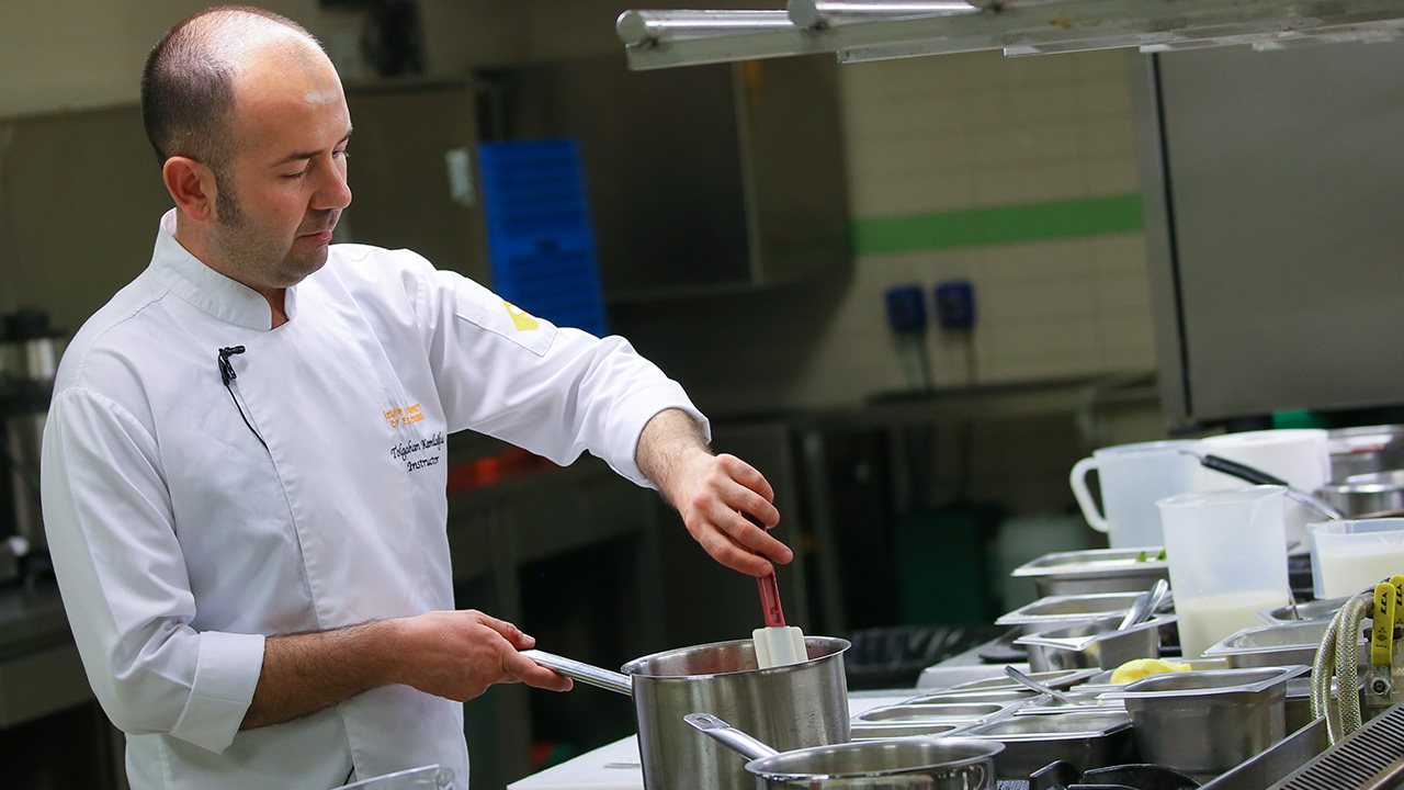 Ramazan ayının vazgeçilmez tatlısı olan güllaçın yanı sıra sofralarında farklı lezzetlere de yer açmak isteyenler için Ege Bölgesi`ne özgü ürünler bir adım öne çıkıyor. 