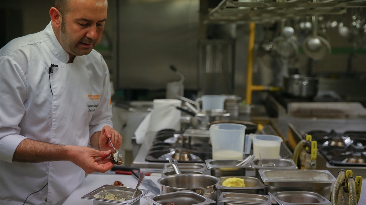 İzmir Ekonomi Üniversitesi (İEÜ) Mutfak Sanatları ve Gastronomi Bölümünde hazırlanan Ege tatlıları, tarihi ve yöresel lezzetleri canlandırıyor. 