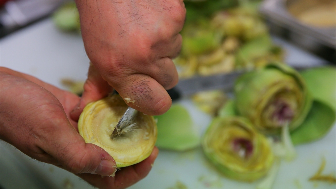 Limonla ovulmuş enginar çanağının vişne suyu ile renklendirilmiş şerbette 30 dakika pişirildikten sonra tercihe göre kaymak ve ceviz sunumuyla yapılan "enginar tatlısı" ramazan sofralarına hazırlanıyor.