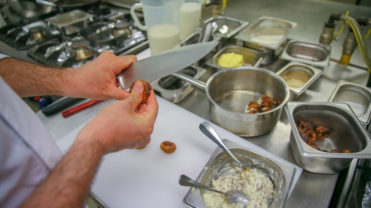 Kütahya`nın geleneksel tatlısı olarak bilinen, yüzyıllardır tüm Anadolu sofralarını süsleyen "incir tatlısı" da bir başka ramazan tatlısı olarak iftarda tüketilebiliyor.