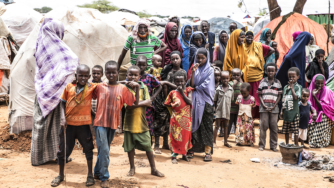 İç savaş nedeniyle yıkık kent görünümündeki başkentte evler, camiler ve çok sayıdaki kamu binalarında kurşun izleri görülüyor. 