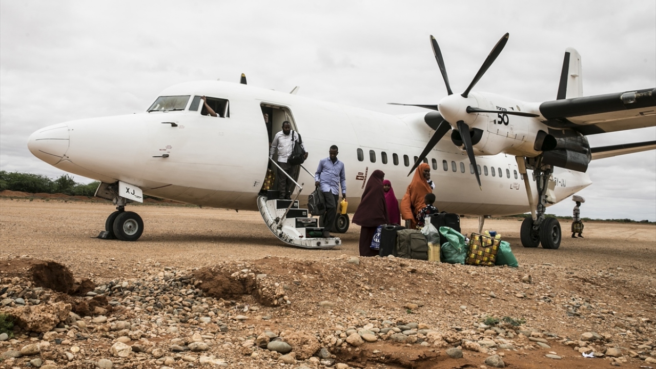 Havalimanı olmayan başkent Mogadişu`nun güneyindeki Gedo bölgesindeki Doolow kasabasında uçaklar toprak zemine iniş yapıyor. 