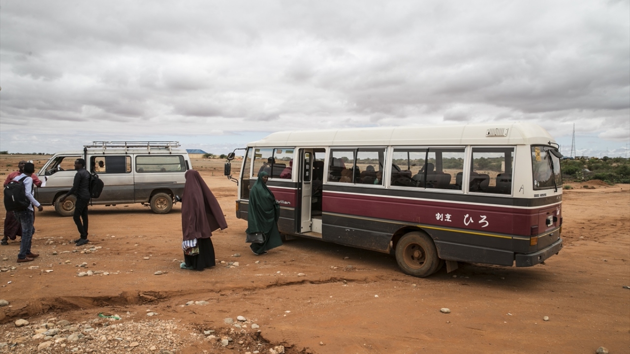 Uçaktan inen yolcular kent içerisine gitmek için burada bekleyen araçlara biniyor.