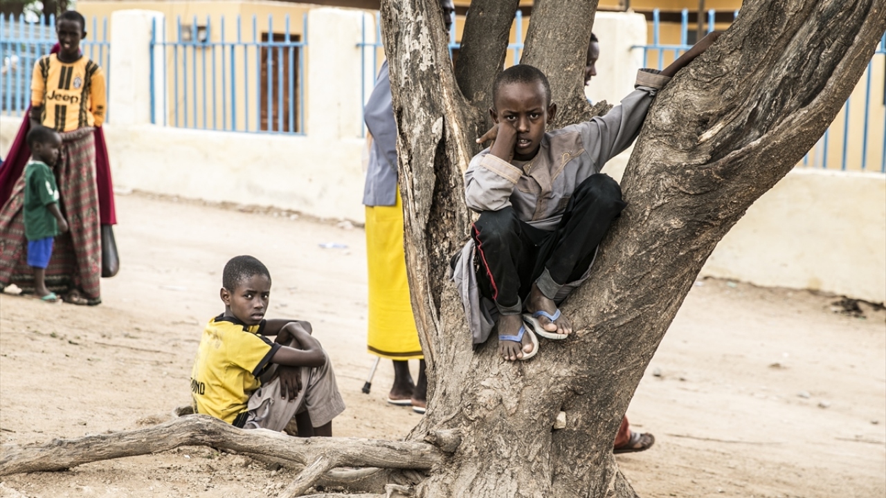 Uzun yıllar süren savaşla enkaza dönen çok sayıda ev, iş yeri ve binanın kaderine terk edildiği ülkede, en önemli sorunların başında açlık ve kuraklık geliyor. 