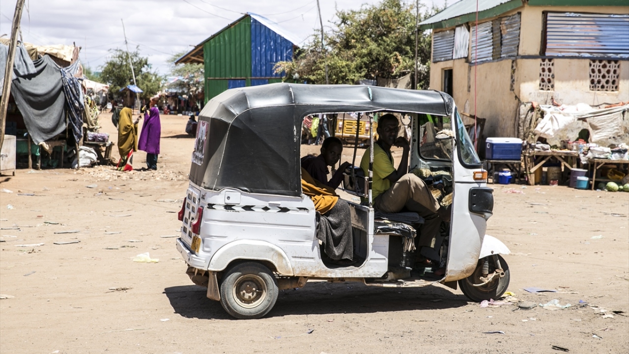 Güvenlik gerekçesiyle kara yolu kullanılmayan bölgelere haftanın belirli günleri ulaşım sağlanıyor.