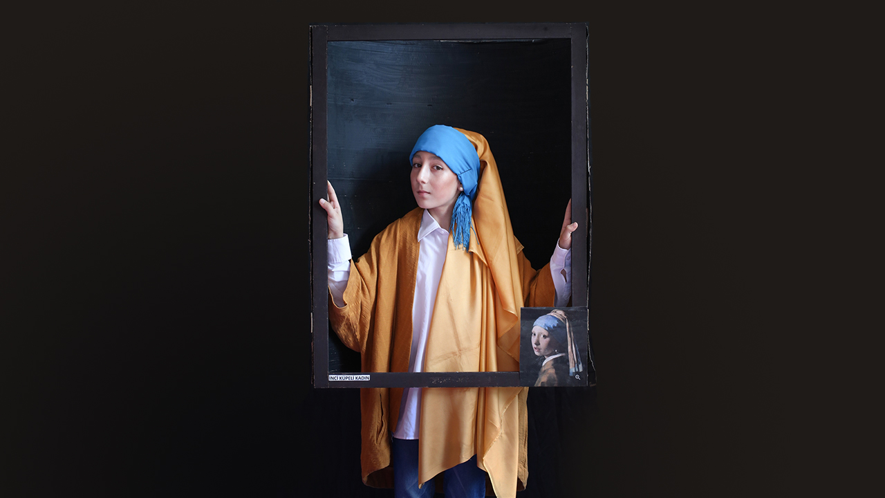 Öğrencilerden Meryem Yoltay, Johannes Wermer`in "İnci Küpeli Kız" isimli portresini canlandırdı.