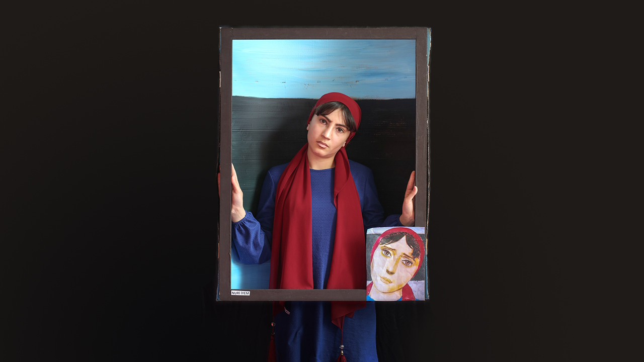 Öğrencilerden Zelal Utkudağ, Nuri İyem`in portre çalışmasını canlandırdı.