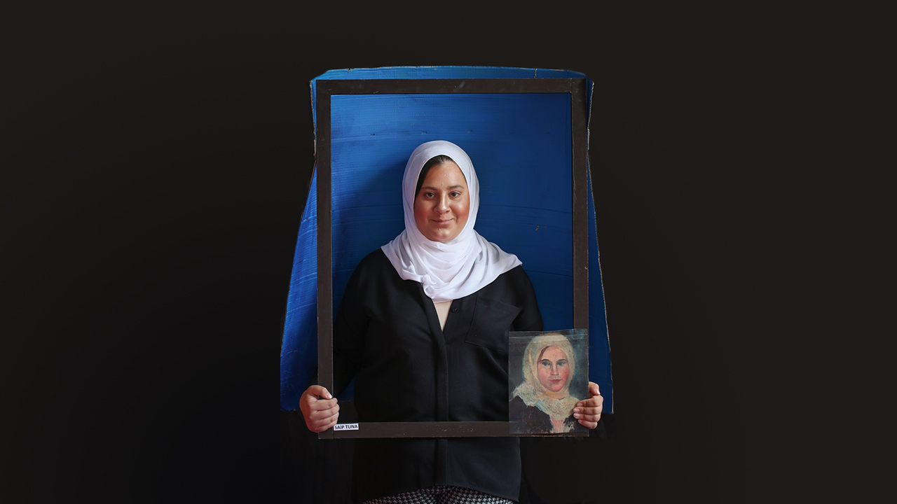 Öğrencilerden Berfin Yelmen, Saip Tuna`nın portre çalışmasını canlandırdı.