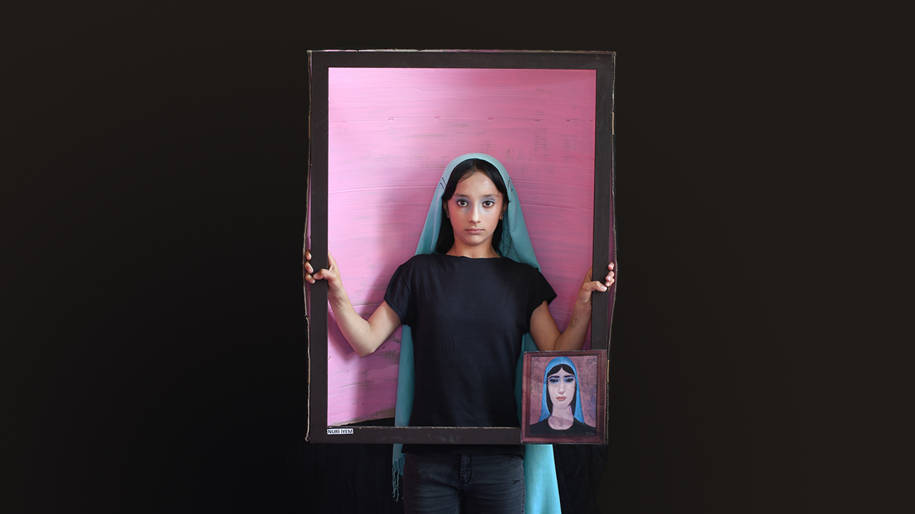 Öğrencilerden Rüya Batuk, Nuri İyem`in portre çalışmasını canlandırdı.