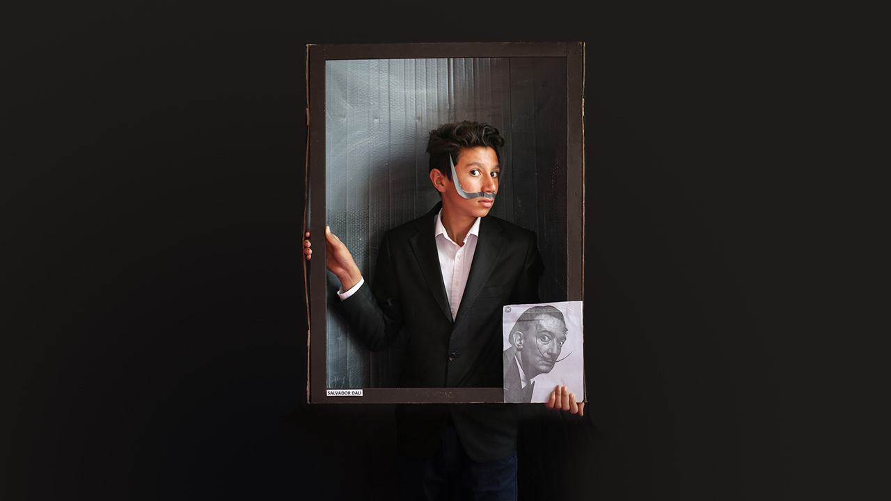 Öğrencilerden Furkan Kenco, Salvador Dali`nin portresini canlandırdı.