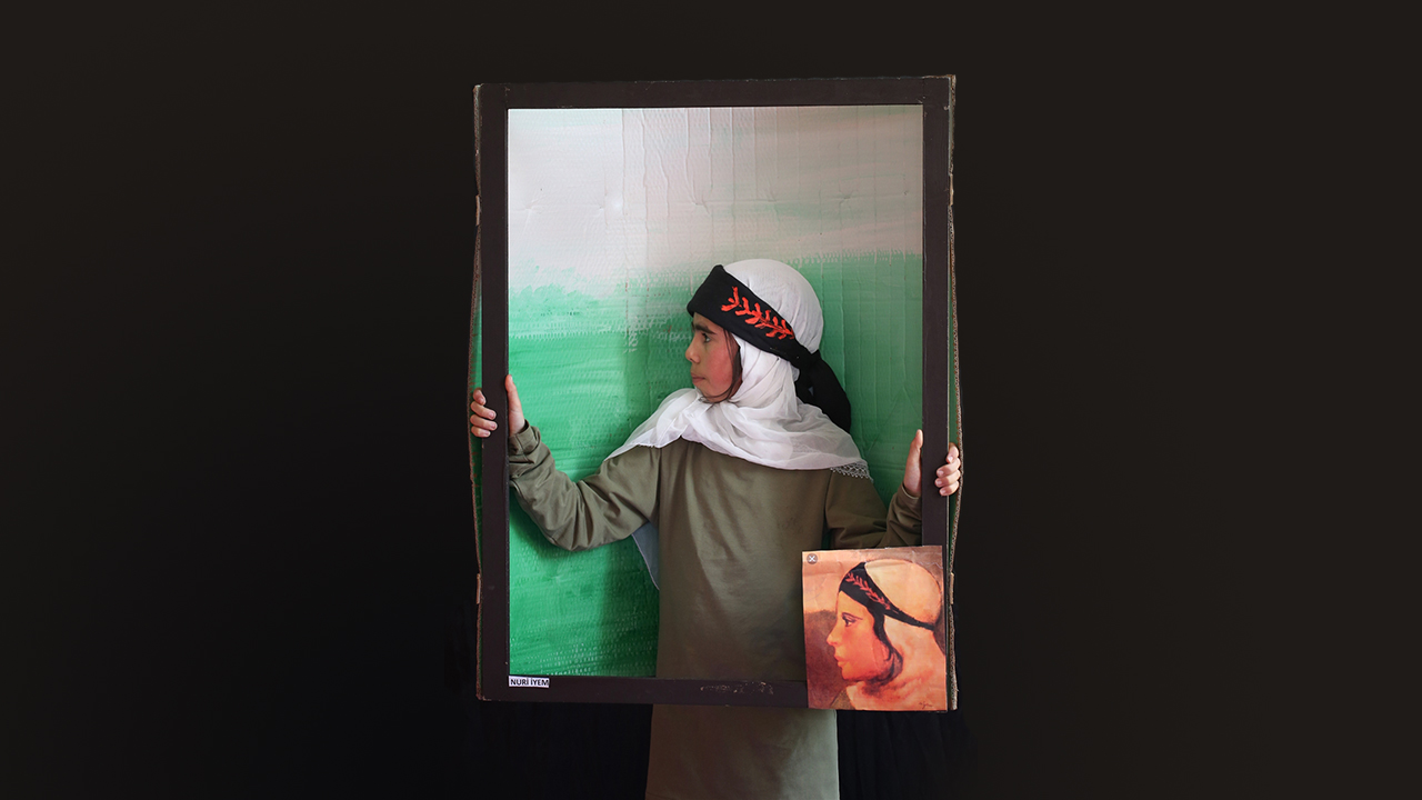 Öğrencilerden Edanur Biltek, Nuri İyem`in portre çalışmasını canlandırdı.