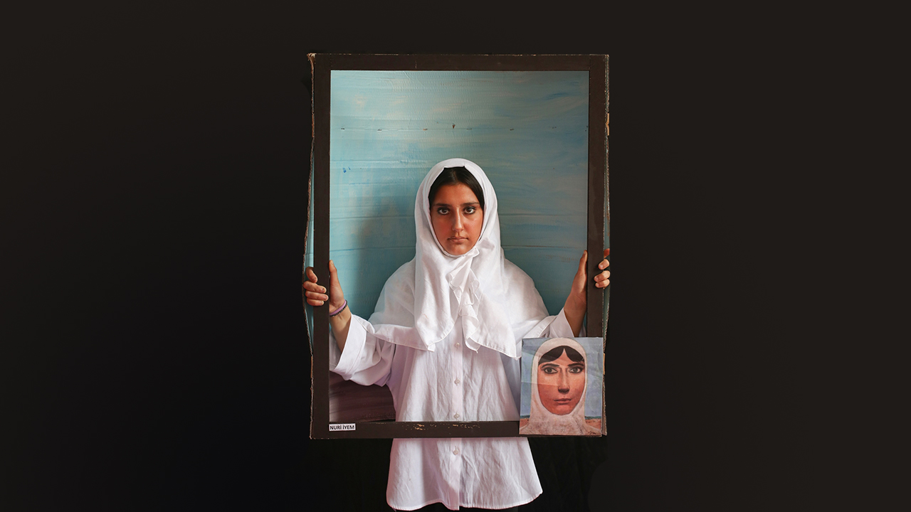 Öğrencilerden Sudenur Masdar, Nuri İyem`in portre çalışmasını canlandırdı.