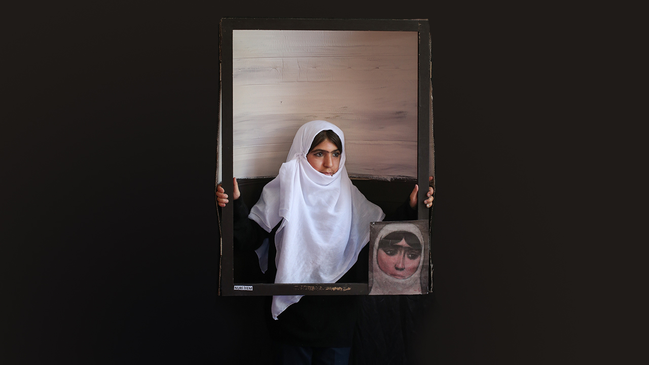 Öğrencilerden Hilanur Kınay, Nuri İyem`in portre çalışmasını canlandırdı.