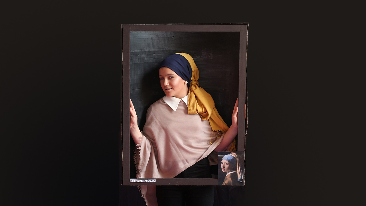 Öğrencilerden Şevval Tunç, Johannes Wermer`in "İnci Küpeli Kız" isimli eserlerini canlandırdı.