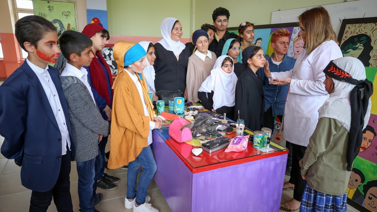 Öğretmen Eren`in son çalışması sosyal medyada büyük beğeni topladı. Eren, sene başında başlattığı çalışmalar kapsamında temin ettiği çit ve kartonları geri dönüştürerek bir çerçeve haline getirdi.