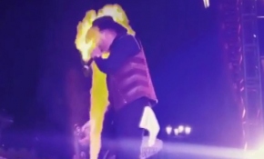 Şarkıcının yüzü alevlerin arasında kaldı