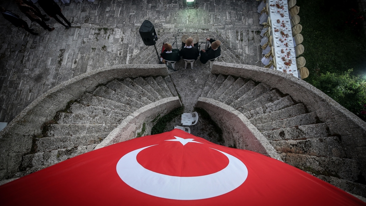 Gelibolu Mevlevihanesi, bu asitaneler arasında en haşmetli semahaneye de sahip bulunuyor.