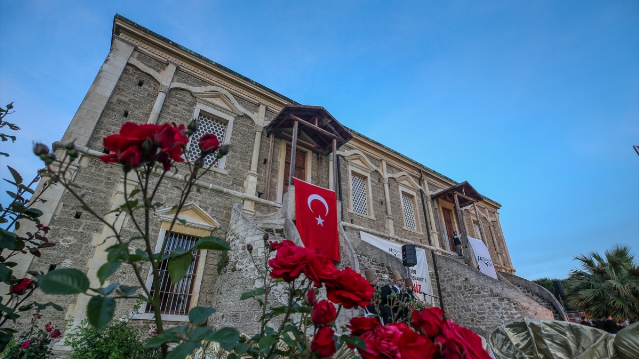Hamzakoy bölgesinde deniz kenarına yakın alandaki mevlevihane, semahane, türbe ve taç kapıdan oluşuyor.
