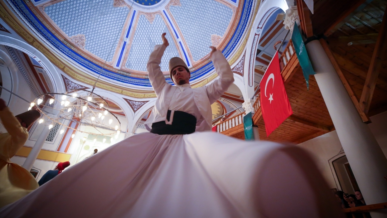 "Edep ve irfan merkezi" olarak insanların manevi ihtiyaçlarını karşılamalarının yanında bir kültür ve sanat merkezi olarak da işlev gören mevlevihanede, ayrıca her yıl binlerce kişiye iftar veriliyor.