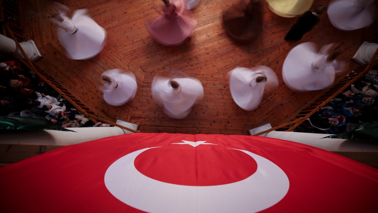 Mevlevi üstadı Mustafa Özbağ, yaptığı açıklamada, Gelibolu Mevlevihanesi`nde semazenlerin yüzyıllardır "Allah" deyip çark döndüğünü söyledi.