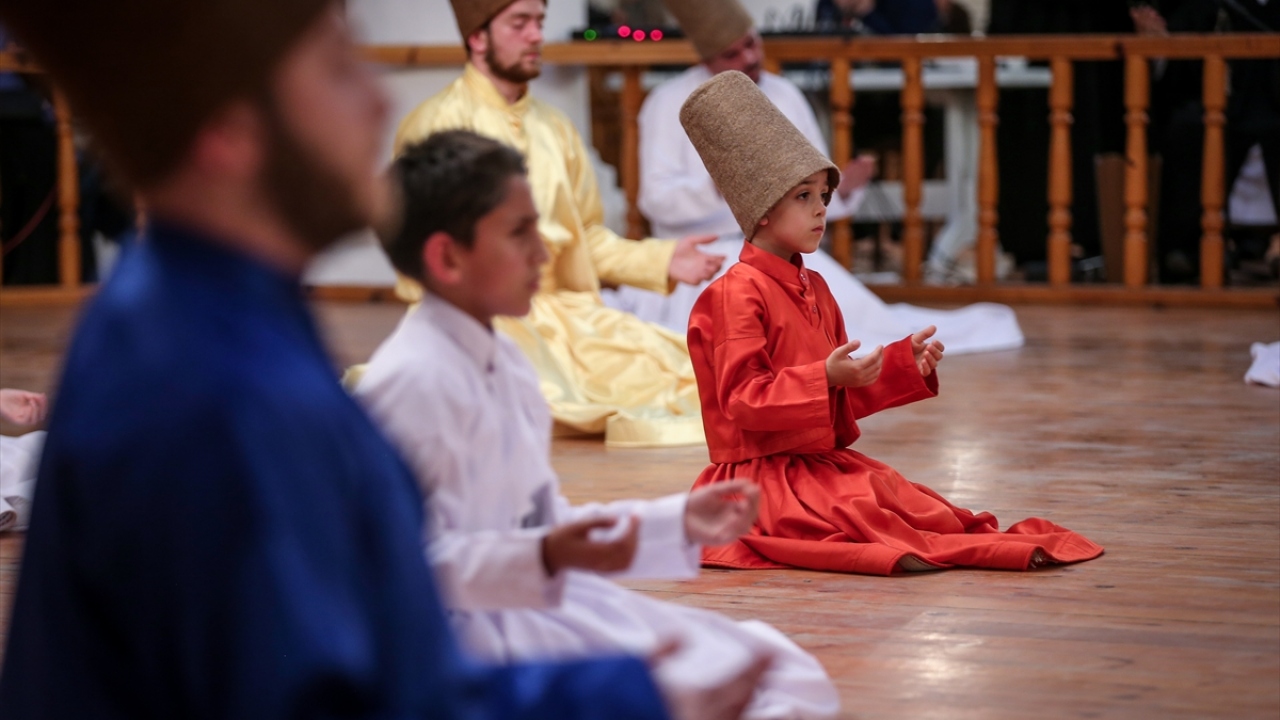 Vakıf olarak mevlevihanede mesnevi sohbetleri, sema ve dua programları düzenlediklerini dile getiren Özbağ, şöyle konuştu: