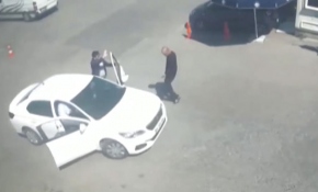 Polis, zanlıyı yakalamak için hareket halindeki aracın içine atladı