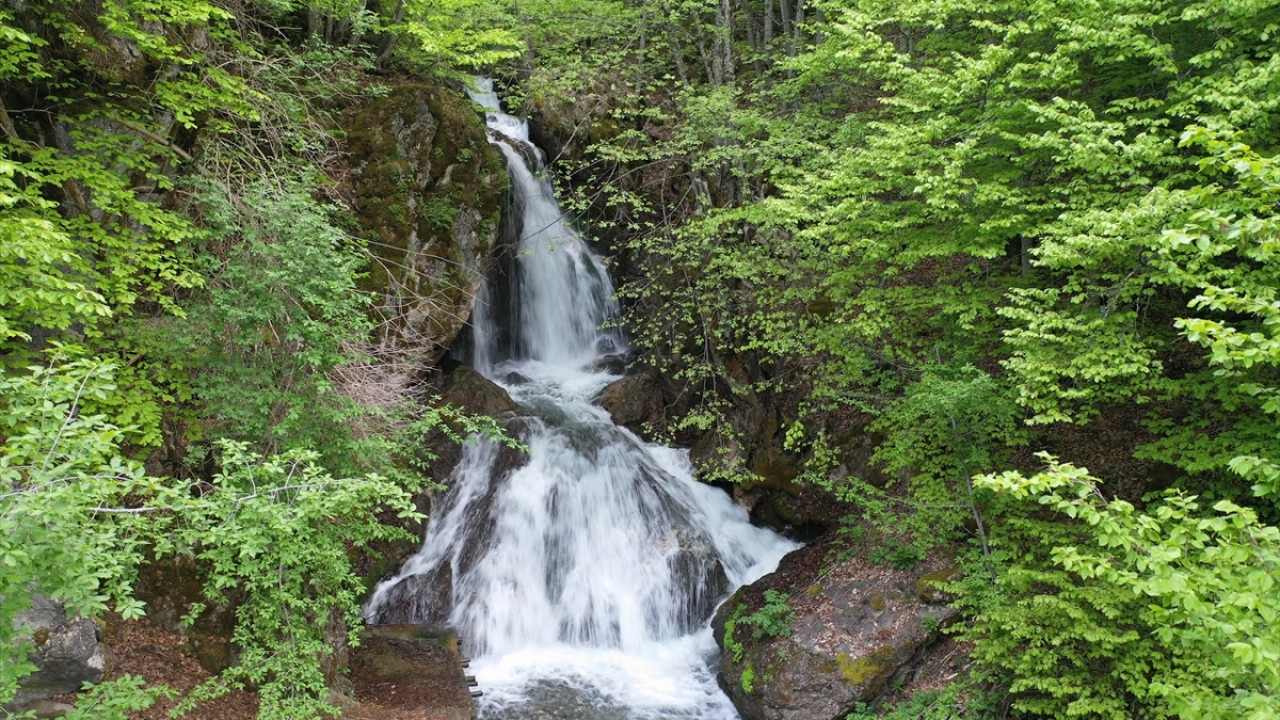 Karapınar Şelalesi, yeşilliklerin arasından gürül gürül akan sularıyla doğaseverleri bekliyor.