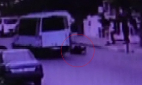 Genç kız kapısı açık minibüsten böyle düştü