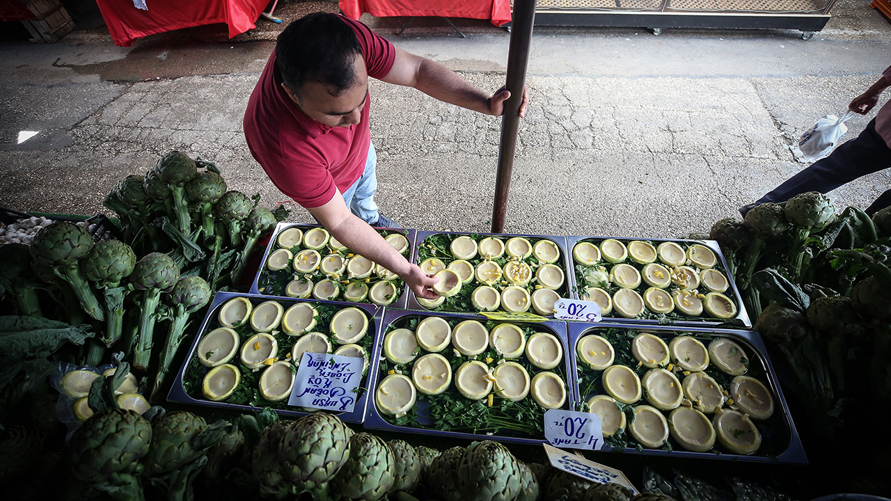 Enginar, özellikle Akdeniz diyetinin vazgeçilmez sebzeleri arasında yer alan enginar, pazar tezgahlarında tanesi 4-5 liradan satılıyor.