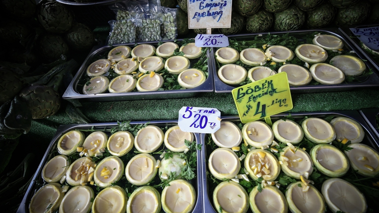 Özellikle "karaciğer dostu" olması dolayısıyla ilkbaharda bolca yenmesi önerilen enginar, birçok kişi tarafından bu dönemlerde kış aylarında da tüketilmek üzere dolaplara konuluyor.