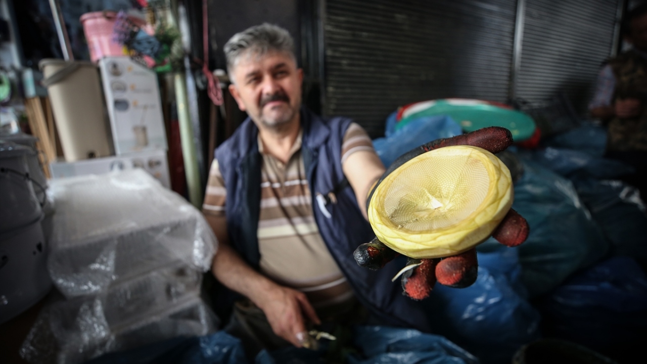 Enginar satıcısı Mehmet Ulutaş da Bursa`da 20 yıldır enginar ürettiğini ve pazarda sattığını dile getirdi.
