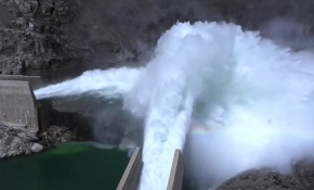 Deriner Barajı’nda dolusavaklardan su bırakıldı