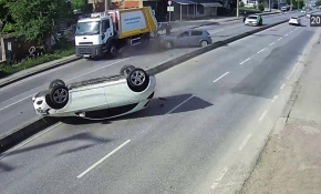 Önüne çıkan otomobile çarpıp karşı şeride uçtu