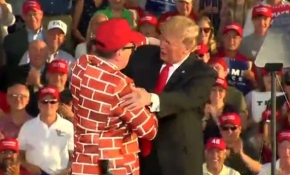 Trump duvar desenli takım elbise giyinmiş destekçisini sahneye çağırdı