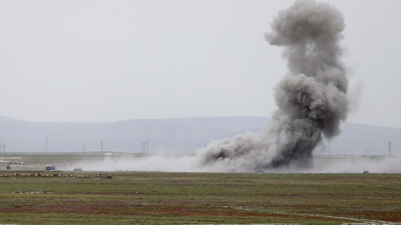 Helikopterlerin havalanması sırasında, düşman kuvvetlerinin piyade askerlerince ateş açılması sonucu taarruz helikopterler top atışıyla karşılık verdi. Kurtarma sahneleri, atış sahasındaki gözlem istasyonundan askeri gözlemciler tarafından dikkatle izlend