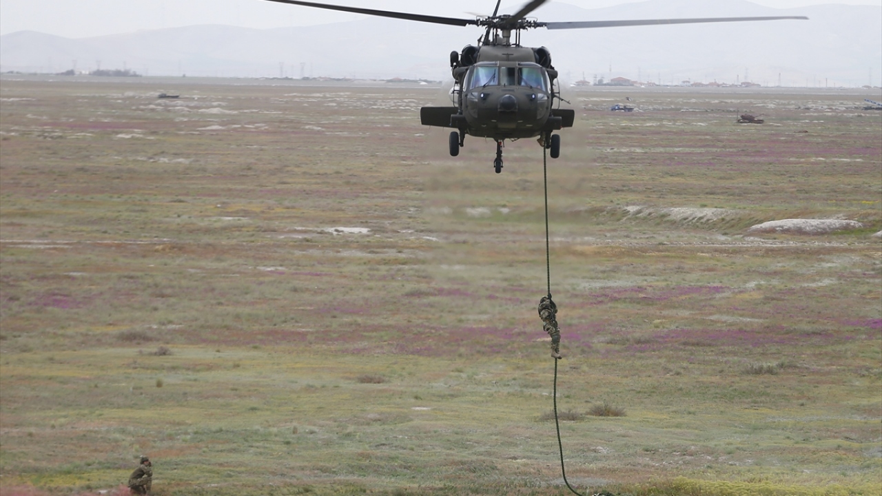 Daha sonra 3. Ana Jet Üs Komutanlığından havalanan 3 helikopter, yaralı askeri kurtarmak için alana geldi. Hava unsurlarının alana kontrollü inmesinin ardından personel, çevre güvenlik önlemlerini alarak yaralı askeri helikoptere taşıdı. 
