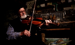 Ahşabı aşkla kemana dönüştüren Yusuf dede