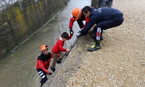 Su kanalına düşen çocuğu itfaiye ekipleri kurtardı