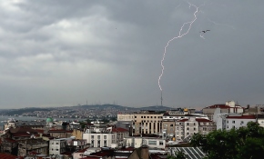 Çamlıca Televizyon kulesi üzerine yıldırım düştü