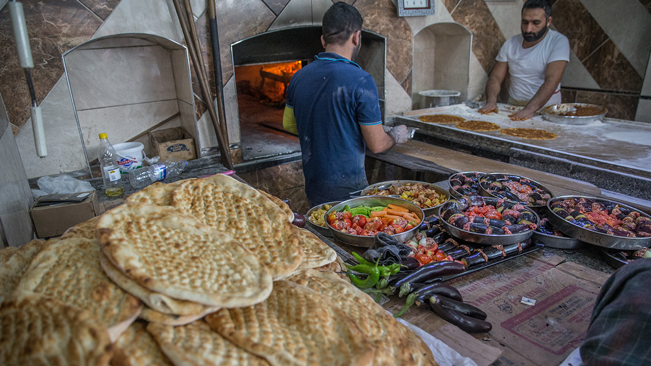 Türkiye`nin önemli gastronomi kentlerinden Şanlıurfa`da etli, bol salçalı, acılı ve baharatlı yemekler, hemen hemen her sokakta bulunan taş fırınlarda ücretsiz pişiriliyor. 