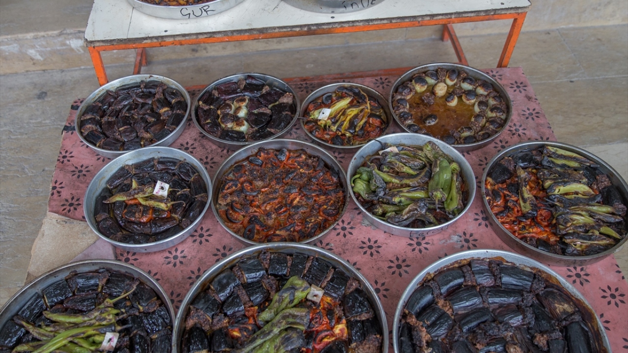 Sıcak hava ve ateşin de etkisiyle işleri ağırlaşan fırıncılar, iftar saatinde yaşanan aşırı yoğunluk nedeniyle zor anlar yaşarken, piştikten sonra tezgahta bekleyen onlarca çeşit yemek ise iştahları kabartıyor.