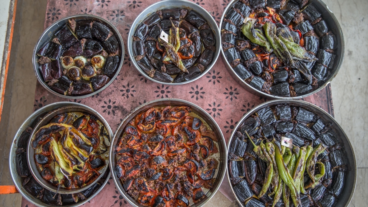 Akşam ezanının okunmasına doğru tezgahtaki yemeklerini arayıp bulan vatandaşlar, daha sonra yine kente özgü "tırnaklı" ekmekleri aldıktan sonra evlerinin yolunu tutuyor.