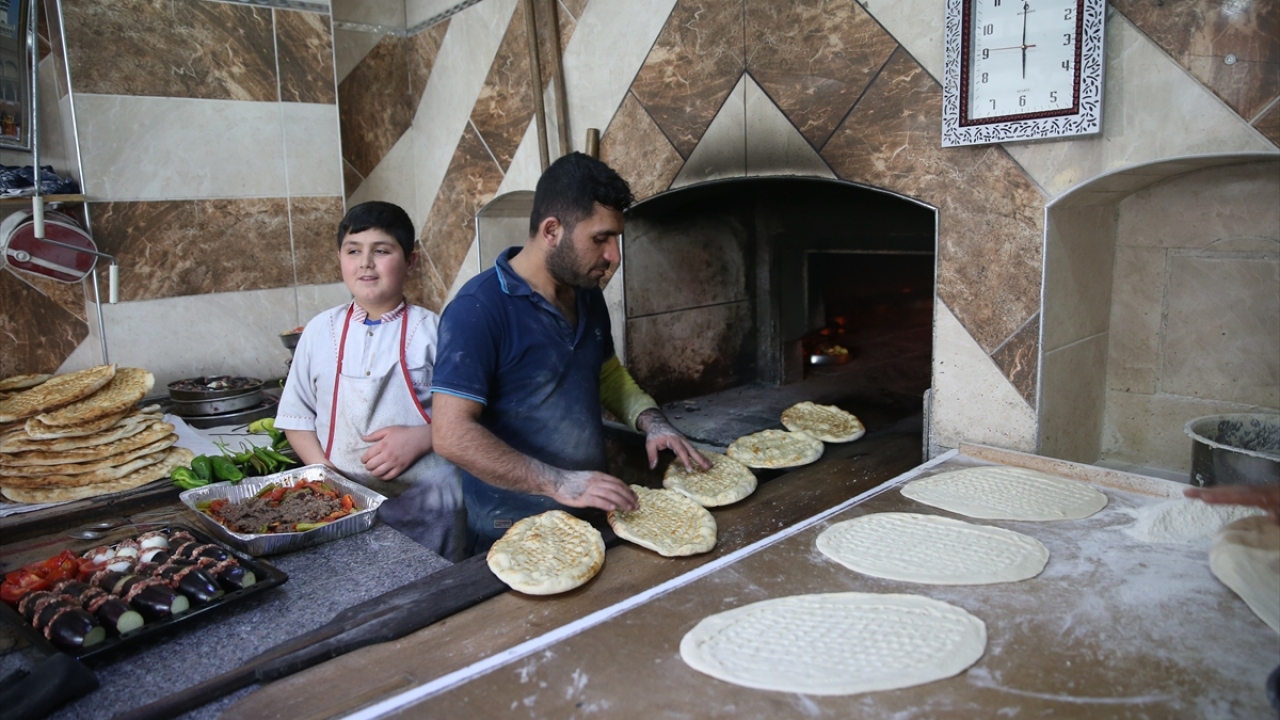 Sahurda dahi uzun kuyrukların oluştuğu taş fırınlarda pişen birbirinden lezzetli yemekler, midelere bayram yaptırırken, fırıncıların yoğun mesai harcamasına neden oluyor.