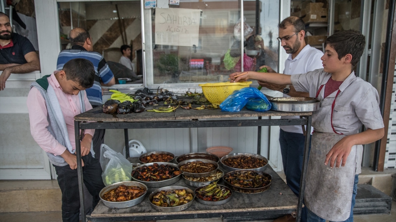 Merkez Haliliye ilçesine bağlı Bağlarbaşı Mahallesi`nde taş fırın işleten Mehmet Durmuş, yaptığı açıklamada, ramazanda yaşanan yoğunluk nedeniyle zaman zaman talepleri karşılamakta zorlandıklarını ifade etti.