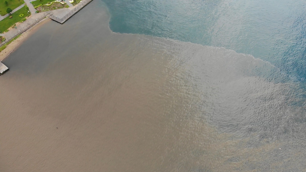 Göksu ve Küçüksu Dereleri’nin denize döküldüğü yerden itibaren akan çamurun, Beykoz Anadolu Hisarı’na kadar geldiği gözlendi.