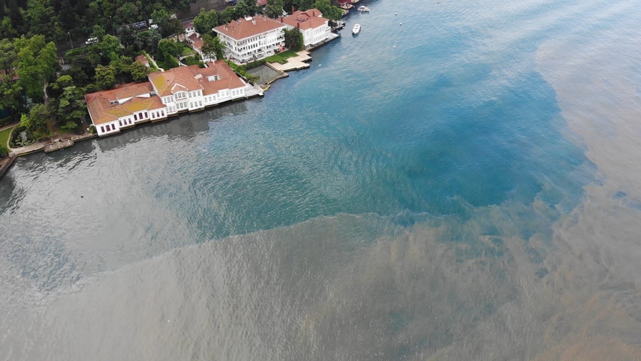 Çamura bulanan İstanbul boğazı drone ile havadan da görüntülendi. 
