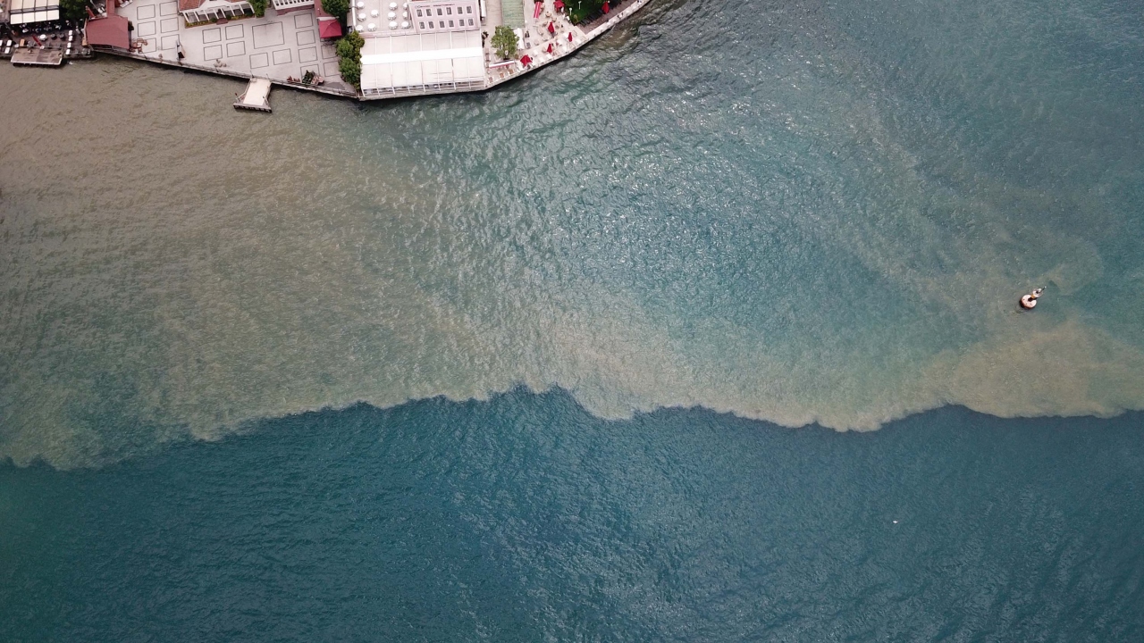 İstanbul genelinde sabah saatlerinden itibaren yoğun yağmur ve dolu yağışı etkisini gösterdi.