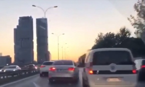 Sürücülerin trafikte makas yarışı kamerada