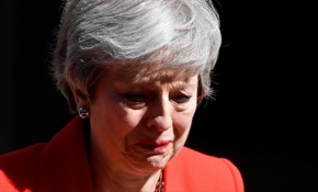 İstifasını açıklayan Theresa May gözyaşlarına engel olamadı