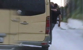 Minibüste tehlikeli yolculuk kamerada